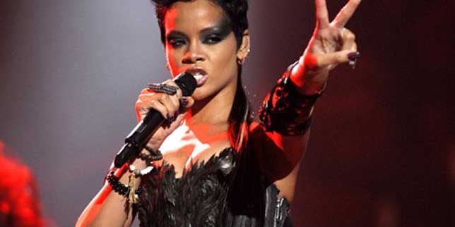 Rihanna 2008 MTV Video Music Awards, V Sign - Illuminati Symbols