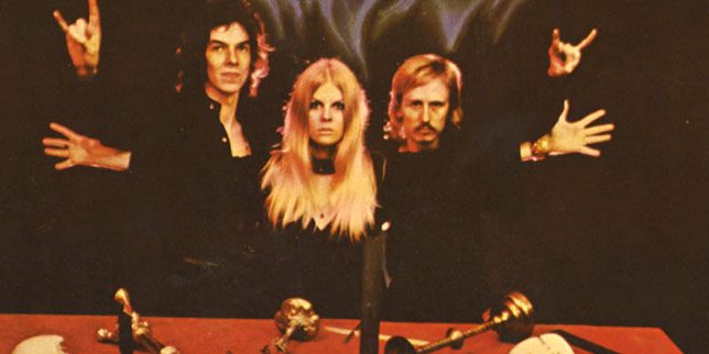 illuminati signs Coven Witchcraft Destroys Minds and Reaps Souls Sign of the Horns
