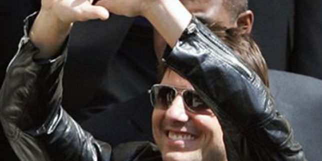 illuminati sign Tom Cruise pyramid