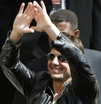 illuminati sign Tom Cruise pyramid