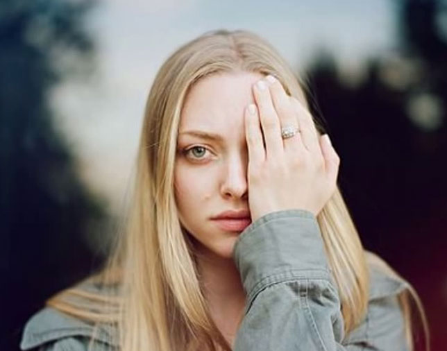 illuminati-signs-hidden-eye-Amanda-Seyfried.jpg